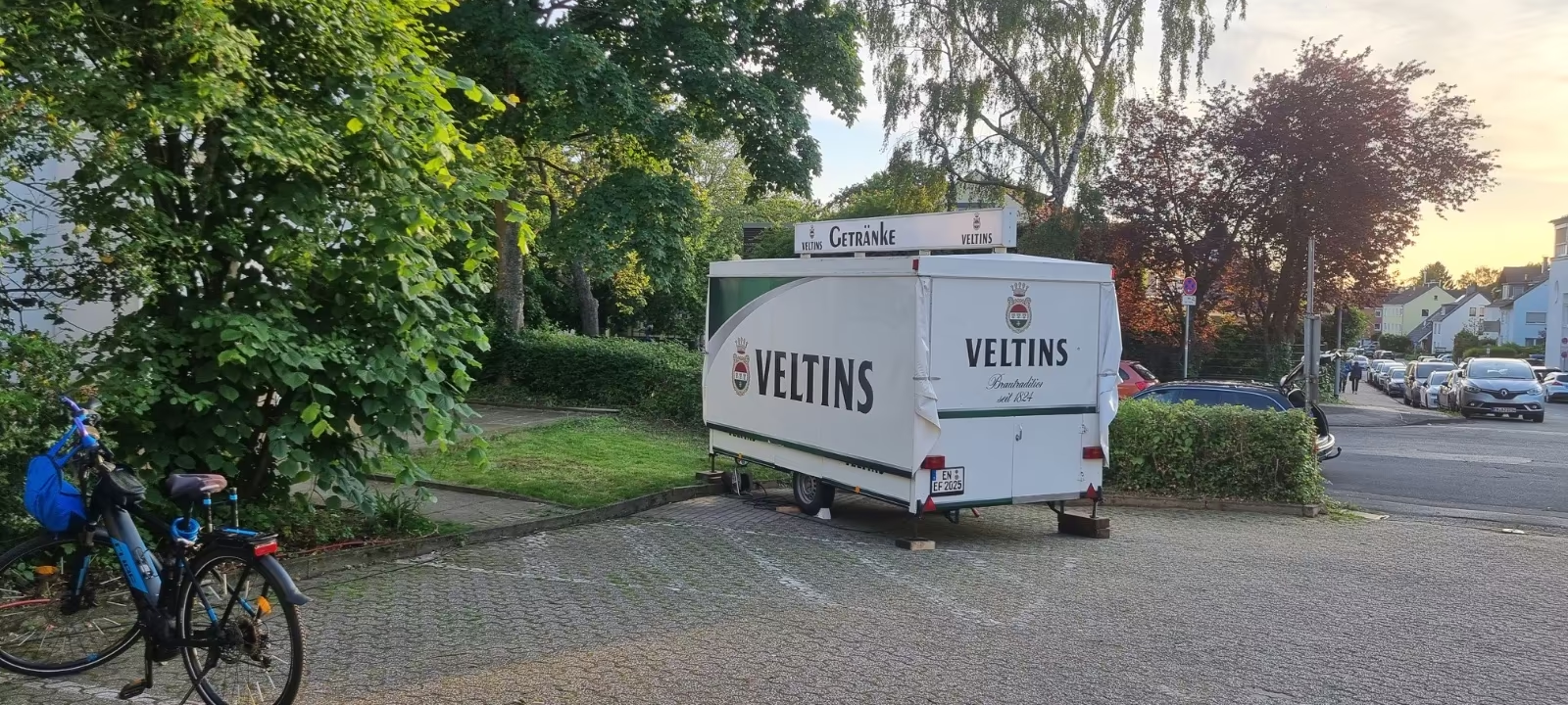 Geschlossener Veltins Bierwagen bei der Anlieferung